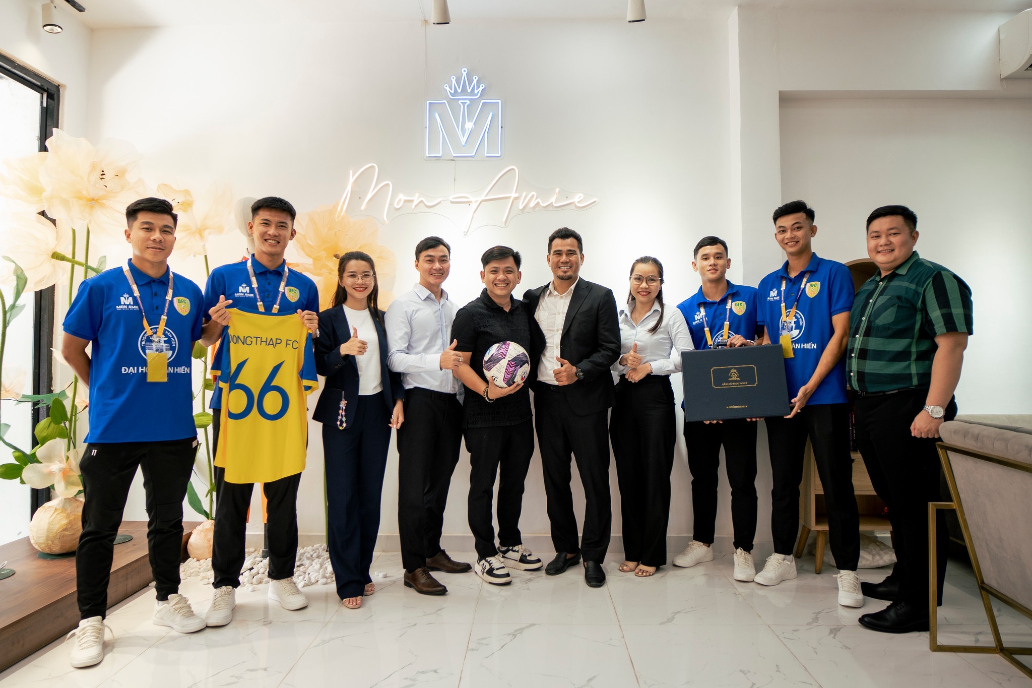Mon Amie hoà chung niềm vui thăng hạng cùng đội bóng Đồng Tháp FC 